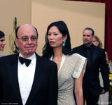 高清图：82届奥斯卡红毯 默多克携妻子邓文迪亮相