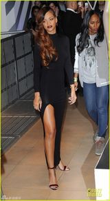 组图：蕾哈娜高开衩紧身裙激凸现乳环