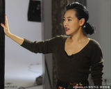 组图：小S性感红唇录节目 超短裤侧卧辣妈魅惑