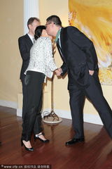 组图：王家卫受勋吻太太 梁朝伟张震到场力挺