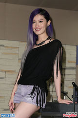 组图：豆花妹索女女吻 亲管罄锁骨喊不够