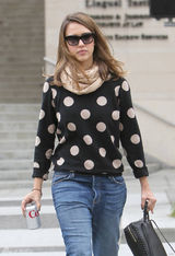 组图：杰西卡-阿尔芭街拍LOOK圆点毛衣搭牛仔裤