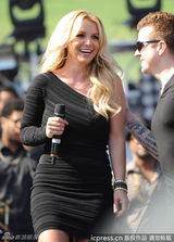 组图：夏日演唱会艾薇儿布兰妮纷纷登台