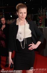 《我最好的敌人》首映 斯特劳斯玩黑白配展风情