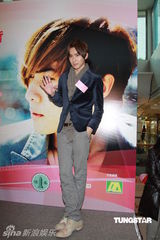 组图：唐禹哲献唱白色情人节 号召歌迷做慈善