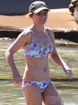 组图：辣妹成员洁芮秀比基尼 肚皮松弛巨胸缩水