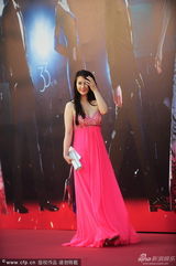 组图：孟瑶亮相金像红毯 粉裙美胸呼之欲出