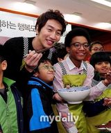 组图：韩星李光洙参加公益活动做爱心便当