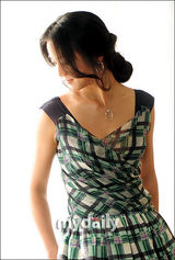 组图：汤唯紫绿格纹连衣裙妩媚 搭配黑色高跟鞋