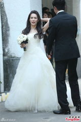 组图：张震大婚献吻娇妻 亲手为新娘提裙摆