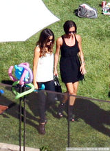 高清图：世界杯在即小贝派对无奈闲聊 辣妹短裤晒腿