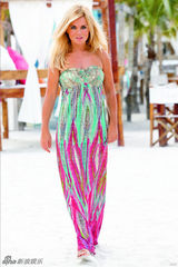 组图：前辣妹组合成员洁芮-哈莉薇儿性感泳装