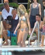 组图：莱奥纳多现任女友泳池边大秀比基尼