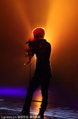 组图：金在中南京火热开唱 赤裸上身大方秀纹身