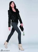 组图：邹涵虹冬裙上身性感出镜 展现超模风范