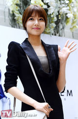 组图：少时秀英出席粉丝签名会 黑套装衬气质