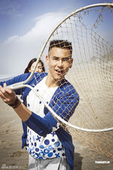 组图：AngelaBaby牵手彭于晏 默契鲜亮代言