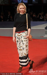 组图：威尼斯美裙盘点 休闲靓丽vs性感妖娆