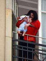 高清图集：杰拉德-巴特勒模仿杰克逊将婴儿放在窗外