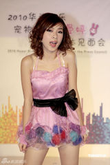 幻灯图：华谊签下“萝莉控”何曼婷 与S.H.E捞金 