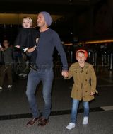 组图：贝克汉姆一家现身机场 小七穿斗篷萌态十足