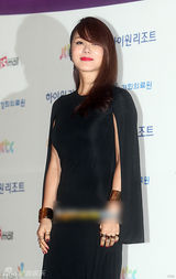 组图：严正花黑裙霸气 烈焰红唇显女王气场