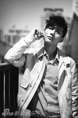 组图：陈楚生登杂志封面 展摇滚型男魅力