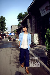 明星爱街拍：黄轩简约街拍 穿梭巷弄淡然随性