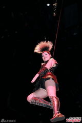 组图：郭富城电单车耍帅助阵《水舞间》三周年