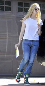 组图：范宁姐妹花户外度周末 运动装扮简单随性