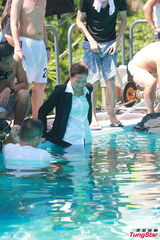 组图：钟嘉欣新剧湿身透底示人 不懂游泳需替身