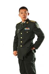 组图：《麻辣女兵》热播 侯勇跟90后搭戏有代沟