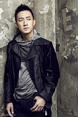 组图：王阳写真神情凝重 眼神迷离展熟男魅力