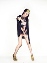 组图：爱戴全新性感写真曝光 体现独立女性形象