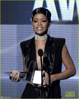 组图：蕾哈娜获最受欢迎R&B女歌手 紧身挤爆乳