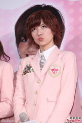 组图：SNH48台北办握手会 粉红制服可爱诱惑