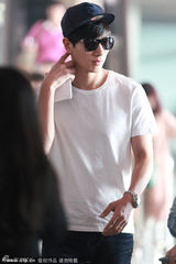 组图：张亮机场遭女粉丝围堵 列队欢迎国王礼遇