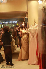 组图：陈晓东携女友试礼服 身材性感气质华贵