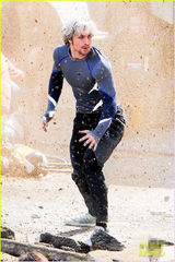 组图：《复联2》片场红女巫火辣 鹰眼制服有变