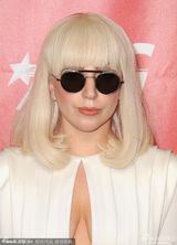 组图：GaGa古典白裙现格莱美晚宴 胸门大开性感