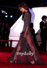 组图：金雅中灰色纱裙秀美腿 携池城亮相釜山红毯