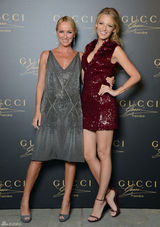 组图：布莱克-莱弗利酒红色亮片裙亮相