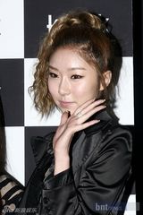 组图：朴寒星洪秀雅徐仁英等众星时尚亮相服装秀