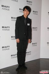 组图：吴尊想有三个小孩 爱为儿子换尿布拍裸照