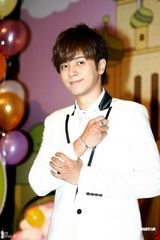 幻灯图：罗志祥庆生签“婚约” 模仿教练秀肌肉