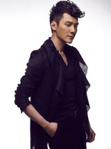 组图：冯绍峰邪恶王子形象曝光 造型夸张笑容神秘