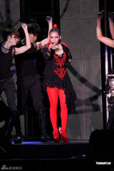 组图：阿妹身著爆乳装开唱 歌迷现场点唱饱耳福