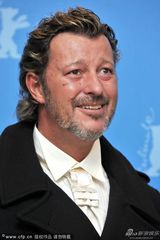 组图：《天堂希望》发布会 导演亲吻女星