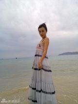 幻灯图：李菲儿海边素颜写真 娇美可人身姿曼妙