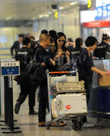 组图：姚晨曹郁甜蜜离京 潮装打扮默契同行